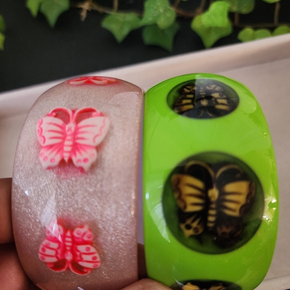 Green and Lavender Chunky Acrylic Bangle Bracelet with butterfly - Picture 3 of 6